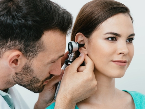 Lekarz bada ucho pacjentki