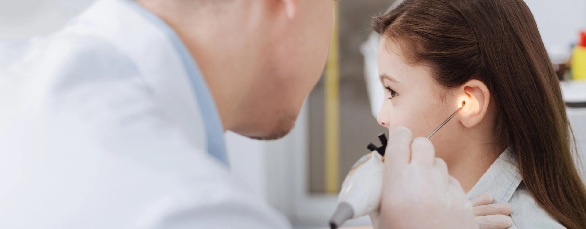 Lekarz bada ucho u dziecka